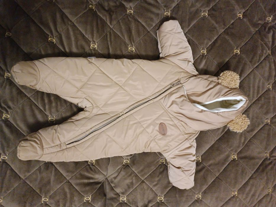 Продам зимовий комбінезон дитячий 62 розмір в комплекті з шапкою.