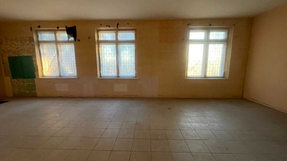 Офісне приміщення  площею 400 м² на  ділянці 30 соток в с. Плесецьке