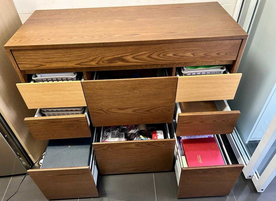 Móvel de cozinha com tampo extensível com várias funções.