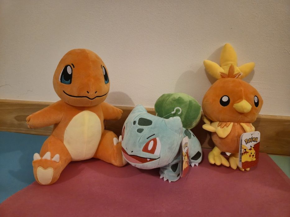 Vários Peluches e bonés Pokémon