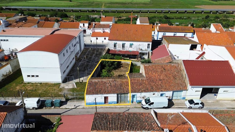 Moradia com 3 Divisões e Quintal para Recuperação Total no Centro de A