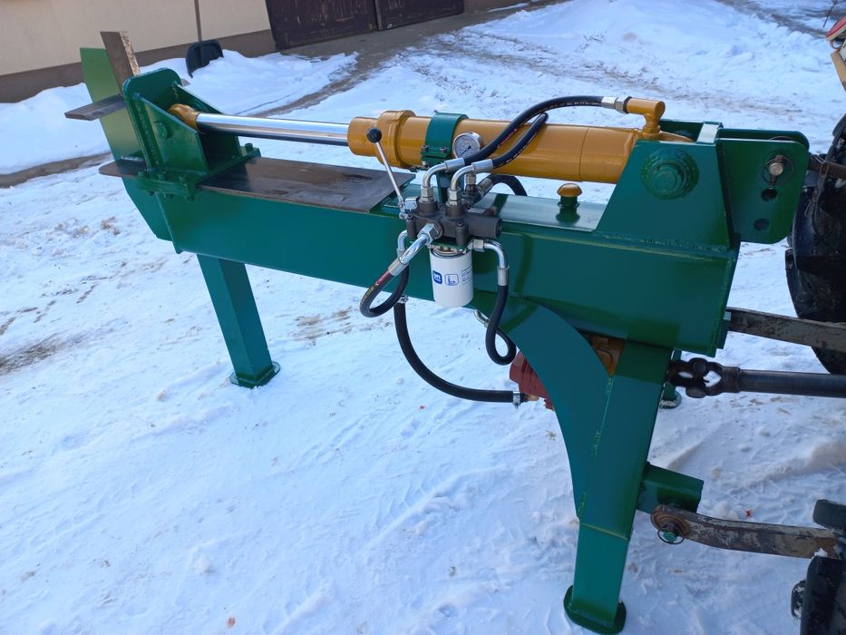 Łuparka hydrauliczna do drewna napędzana  z wom traktora