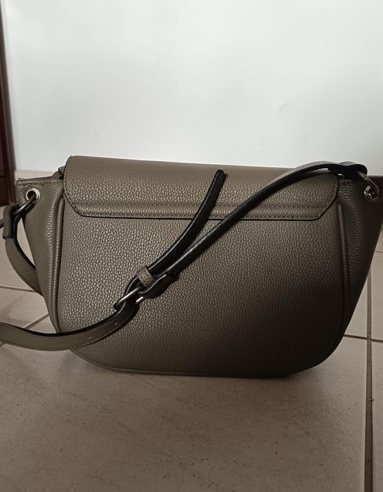 Mala de senhora á tiracolo