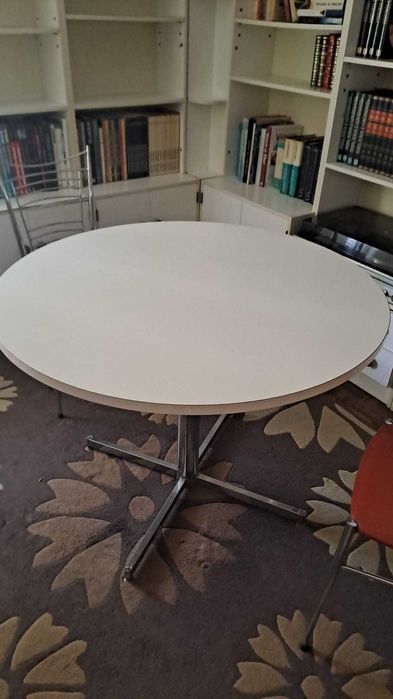 Conjunto de mesas e cadeiras, cristaleira, tapetes, sofá cama