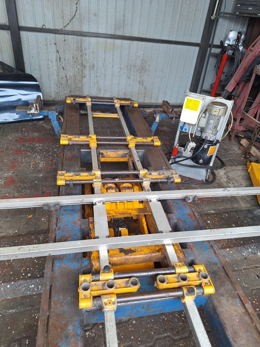 Rama blacharska Caroliner na podnośniku nożycowym