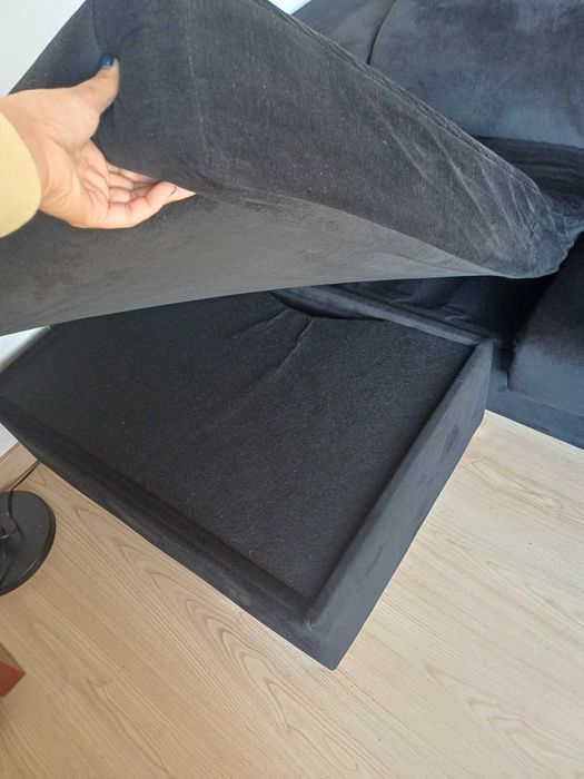 Sofa preto com arrumação
