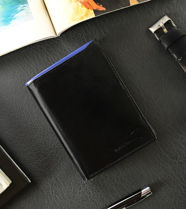 pojemny, pionowy portfel męski z połyskującej skóry naturalnej