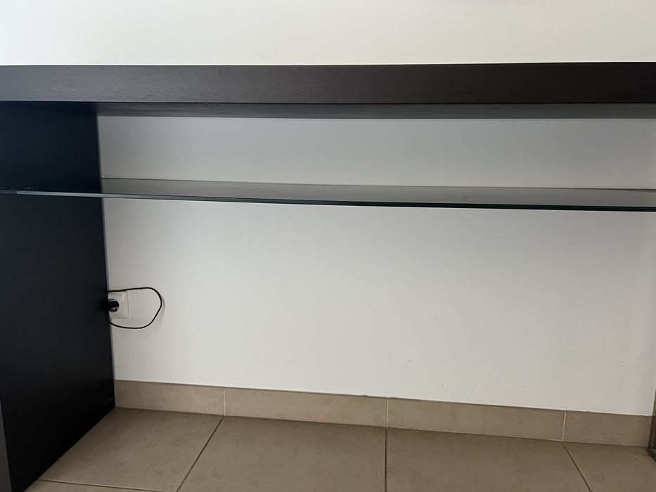 Consola preta com uma perna cromado