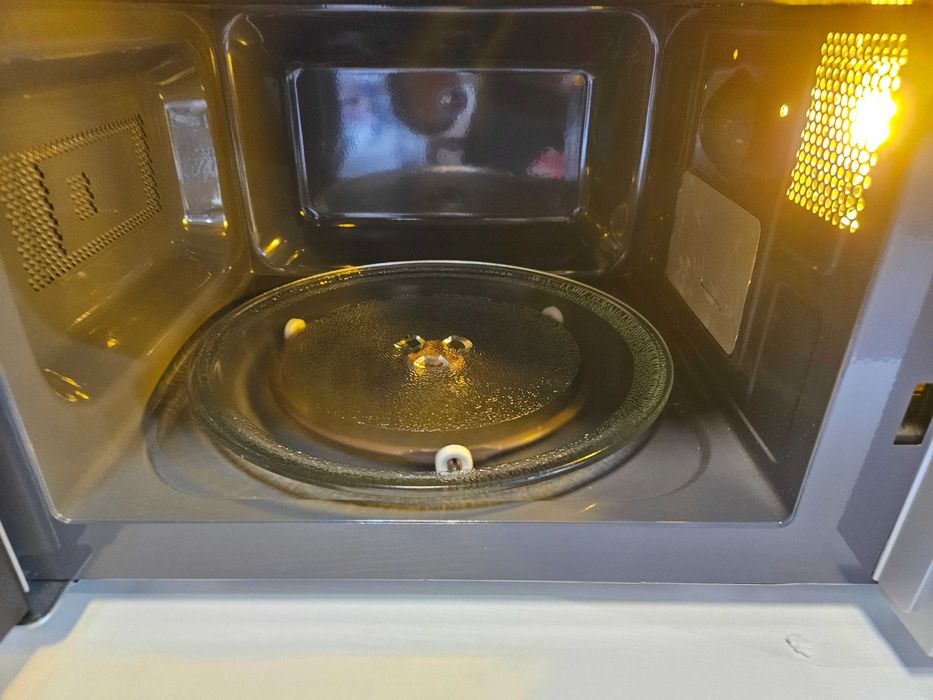 Kuchenka mikrofalowa Sharp YC-MS02E-S Srebrna