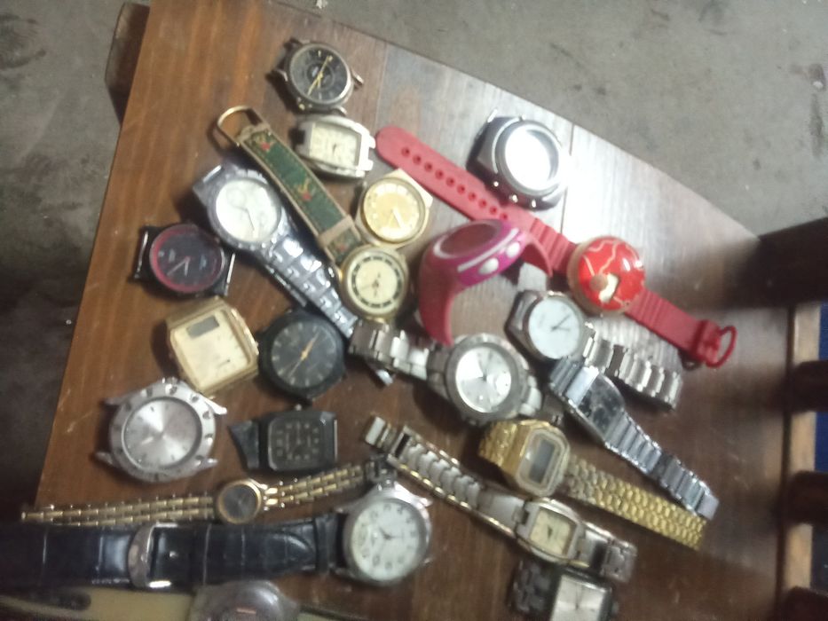 28 relógios para peças ou restaurar.