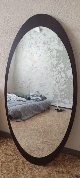 Lustro owalne w drewnianej oprawie. Kolor venge