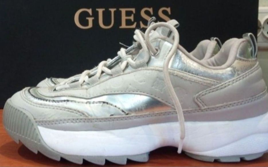 Продам женские оригнальные кроссовки сникерсы Guess.  Размер 37