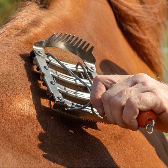 Zgrzebło metalowe dla bydła, z grzebieniem, 12 x 12,5 cm, Kerbl