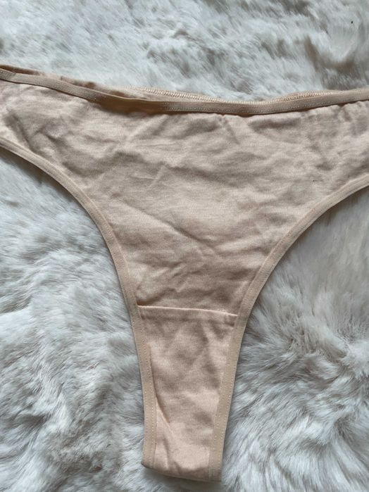 Beżowe stringi XL