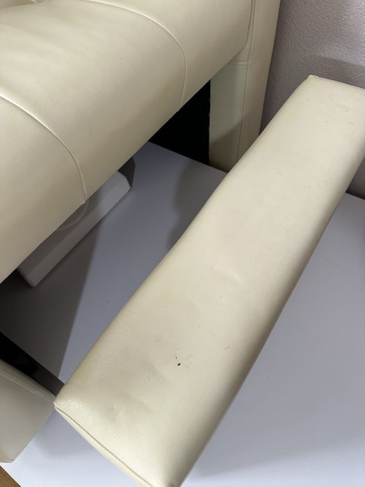 Педикюрне крісло + подіум , диван очікування