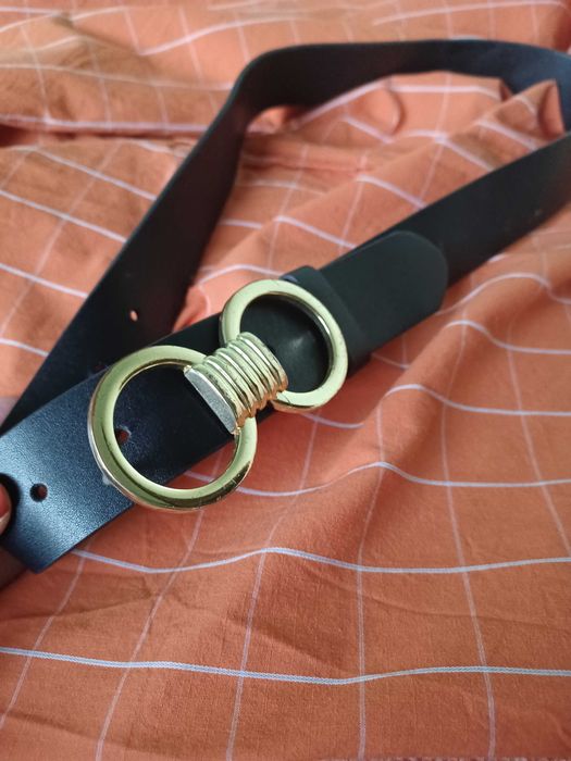 Czarny pasek złota klamra dwa duże koła marki Topshop.