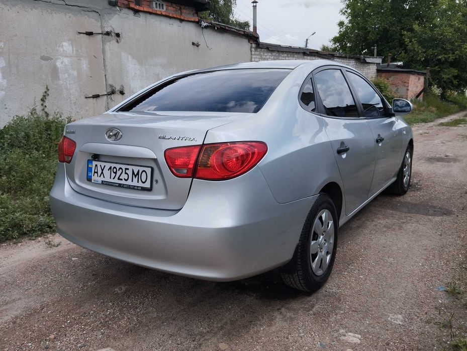 Продам  официальный Хюндай Элантра - 1,6 автомат