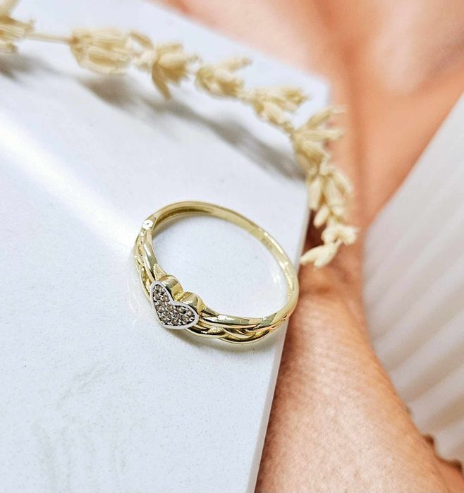 Złoty pierścionek z serduszkiem