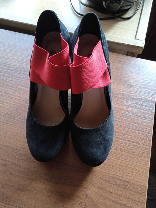Туфлі жіночі на танкетці.