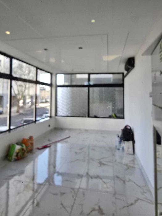 Loja com montra a estrada