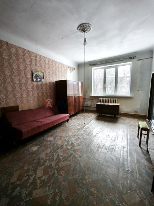 Продам 2 кімнатну квартиру у Центрі. Під ремонт