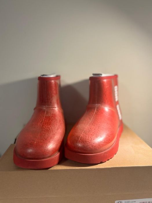 Червоні UGG в пілвці