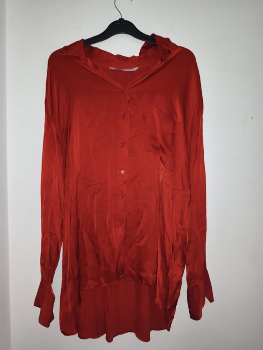 Blusa vermelha de cetim