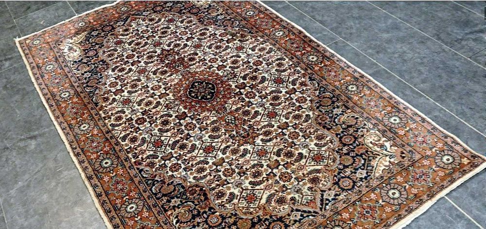 Tapete Persa TABRIZ original, elaborado manualmente com lã sobre algodão e as dimensões 185cm x 125cm