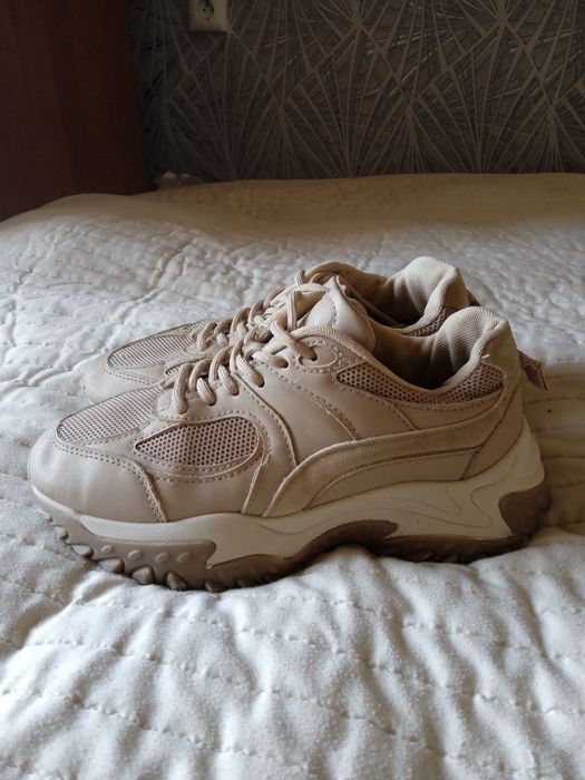 Продам жіночі кросівки