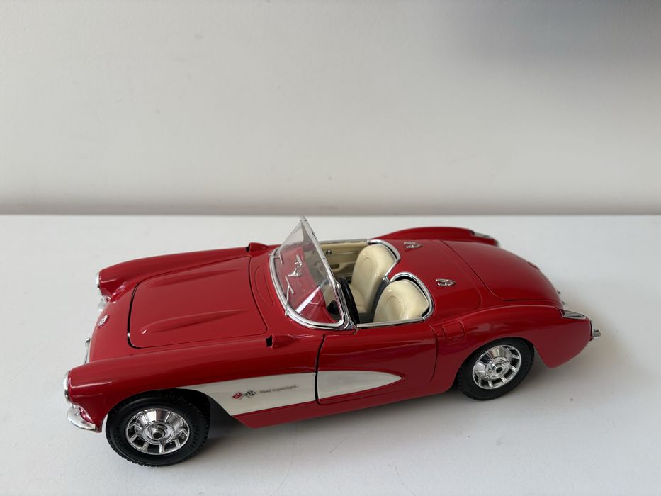 Model Chevrolet Corvette 1:18 BBurago Burago (maisto welly)