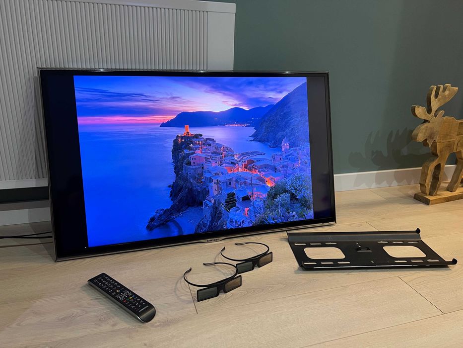 Telewizor Samsung 40 cali 3D UE40ES6800S + 2 pary okularów + uchwyt na ścianę