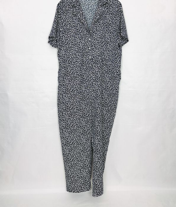 Granatowo-biały kombinezon w drobne kwiaty M 38