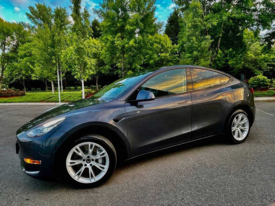 Tesla Model Y Long Range      2020