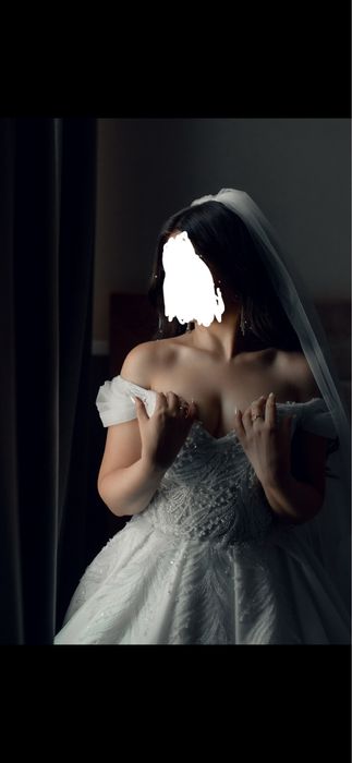 Весільна сукня зі шлейфом