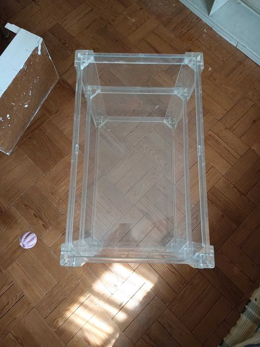 Mesa de centro em acrílico estilo retro