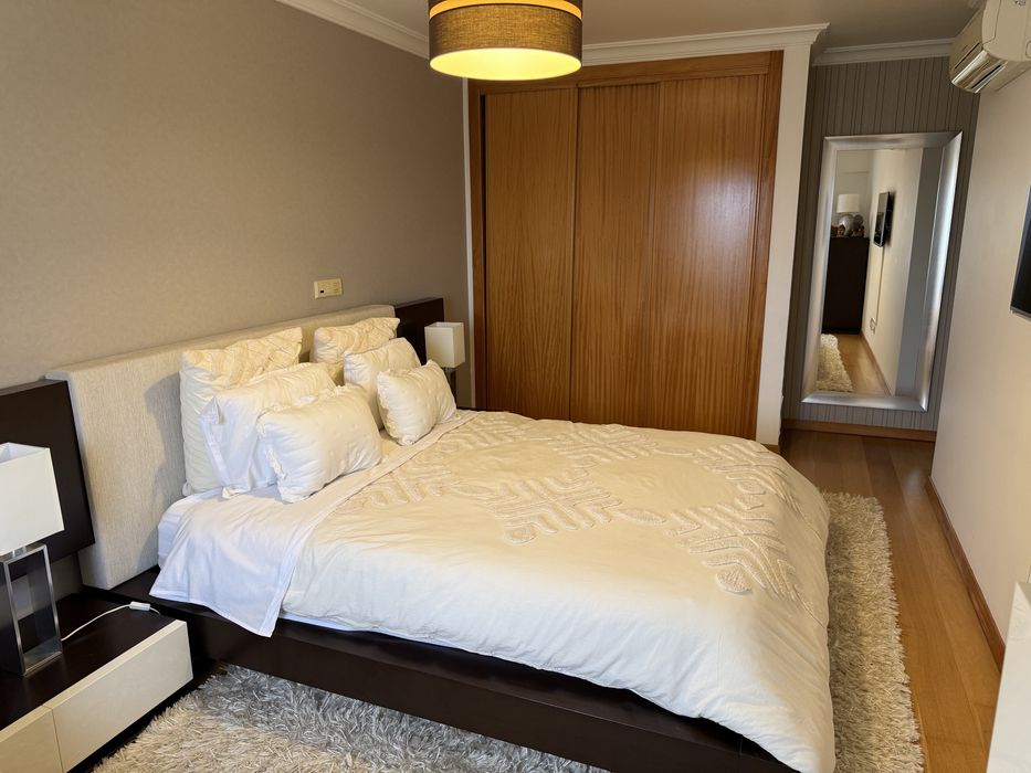 Quarto completo em madeira maciça - Excelente estado