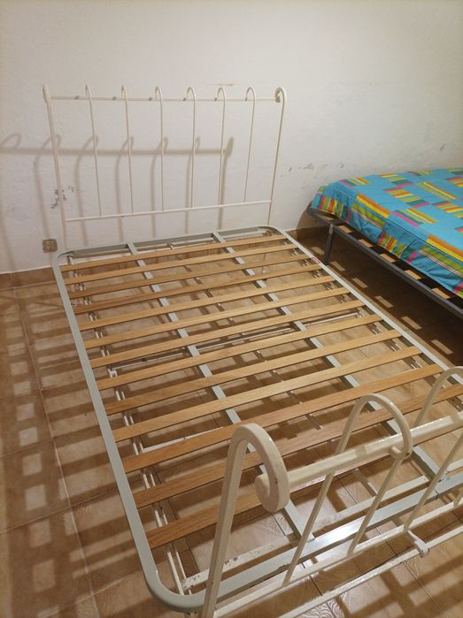 Cama de ferro antiga