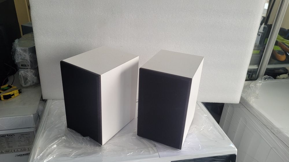Акустичні колонки від музичного центру.