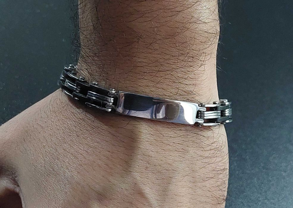 Pulseira com chapa para gravar nome, em aço e borracha, como nova