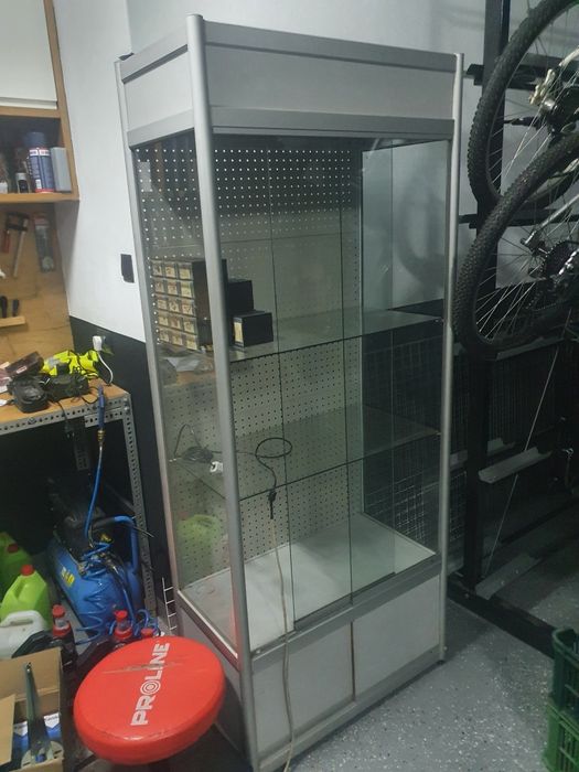 Gablota szklana ekspozycyjna