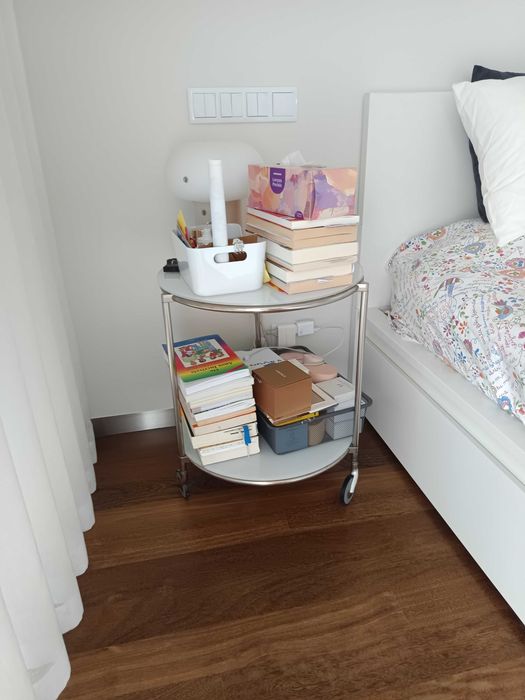 Cama e mesinhas de cabeceira