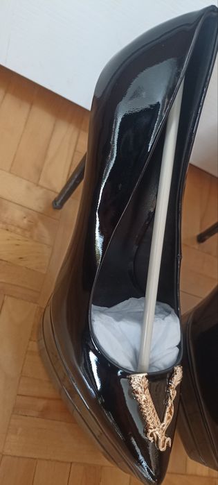 bardzo wysokie czarne szpilki na platformie ze skóry lakierowanej 41