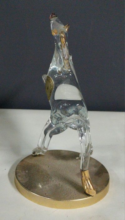 Cavalo com acabamentos em banho de ouro 24 k.
