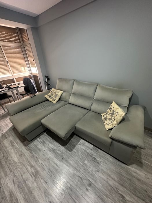 Sofá de 3lugares com chaise longue. Algumas marcas de uso de gato.