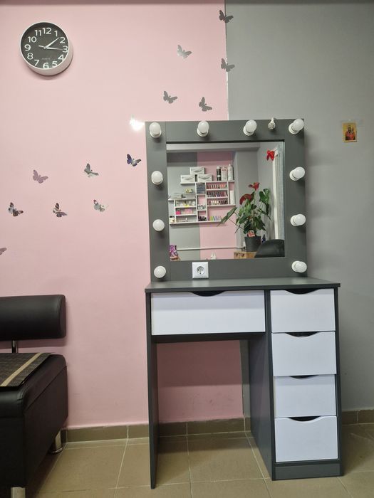 Косметичний столик.