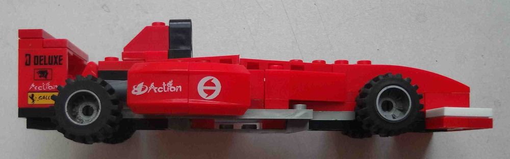 Красная гоночная машина LEGO