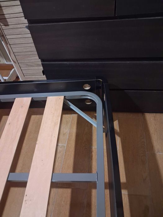 Cama de casal em bom estado