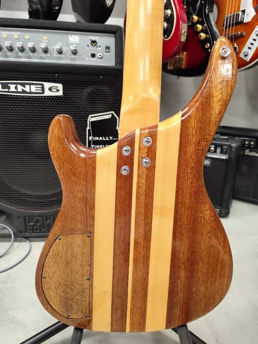 Gitara basowa bezprogowa NoName