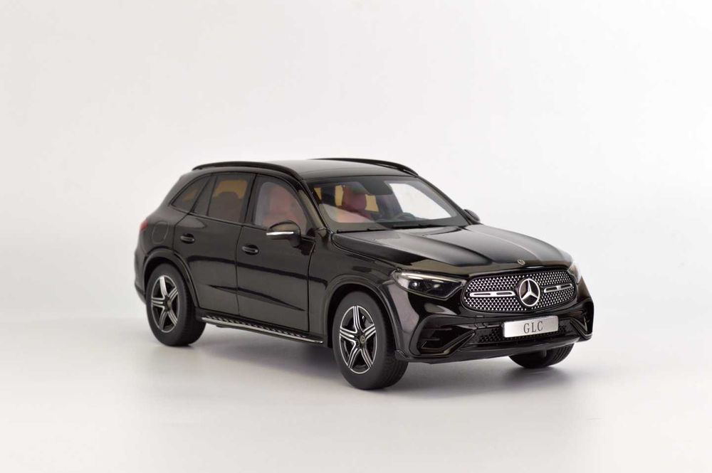 Колекційна модель iScale Mercedes-Benz GLC AMG Line (X254) (1:18), чорна