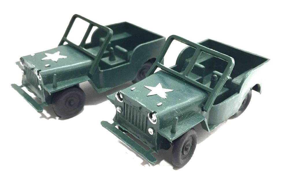 2 x Jeeps em plástico antigos